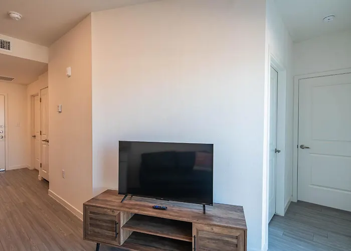 Family Friendly Escape With Large Pool! Apartment *