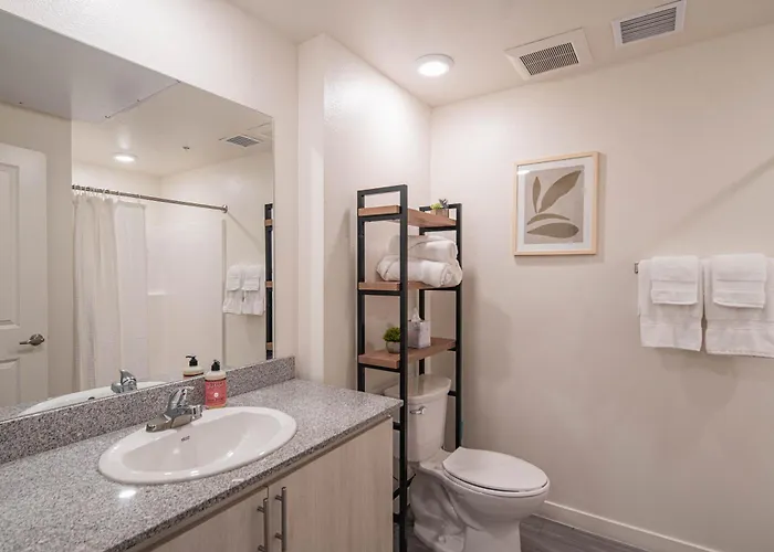 Family Friendly Escape With Large Pool! Apartment Phoenix
