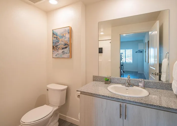 Family Friendly Escape With Large Pool! Apartment *