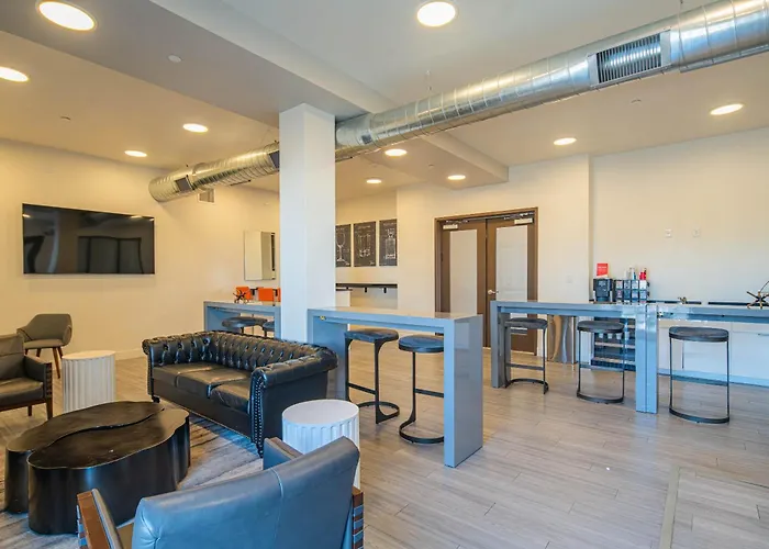 Family Friendly Escape With Large Pool! Apartment